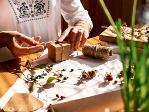 Come trasformare materiali di riciclo in pacchetti regalo