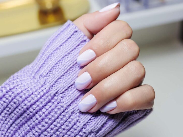Smalto lilla, viola e lavanda: i colori del momento che stanno bene a tutte