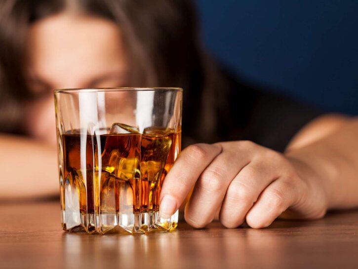 I forti bevitori reggono meglio l'alcol? Arriva uno studio