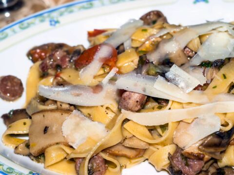 Come cucinare le tagliatelle con funghi e salsiccia