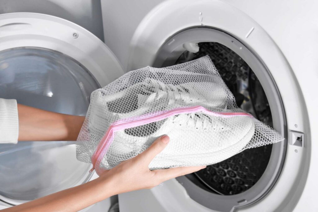 scarpe nel sacchetto infilate in lavatrice
