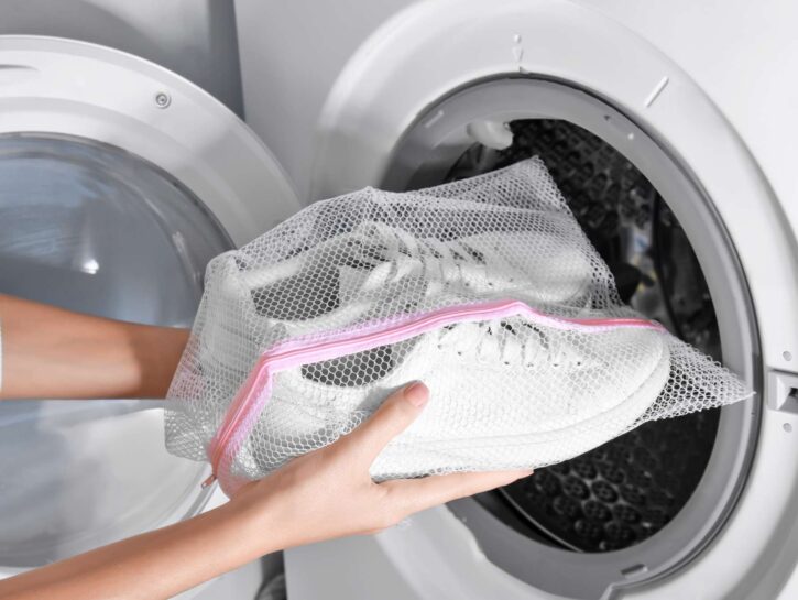 Come lavare le scarpe in lavatrice senza rovinarle