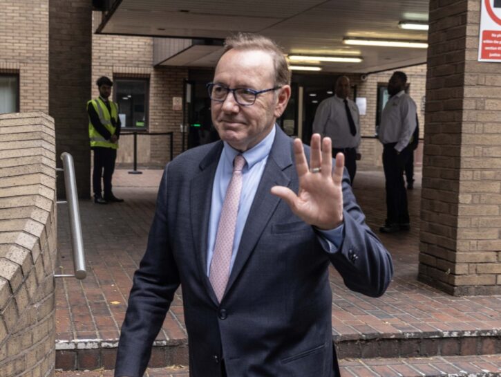 Kevin Spacey torna in tribunale, inizia il processo a Londra