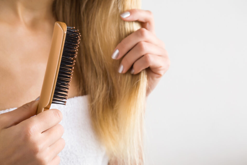 5 cose che sbagli quando spazzoli i tuoi capelli