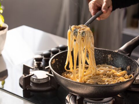 Come cucinare le tagliatelle con funghi e salsiccia