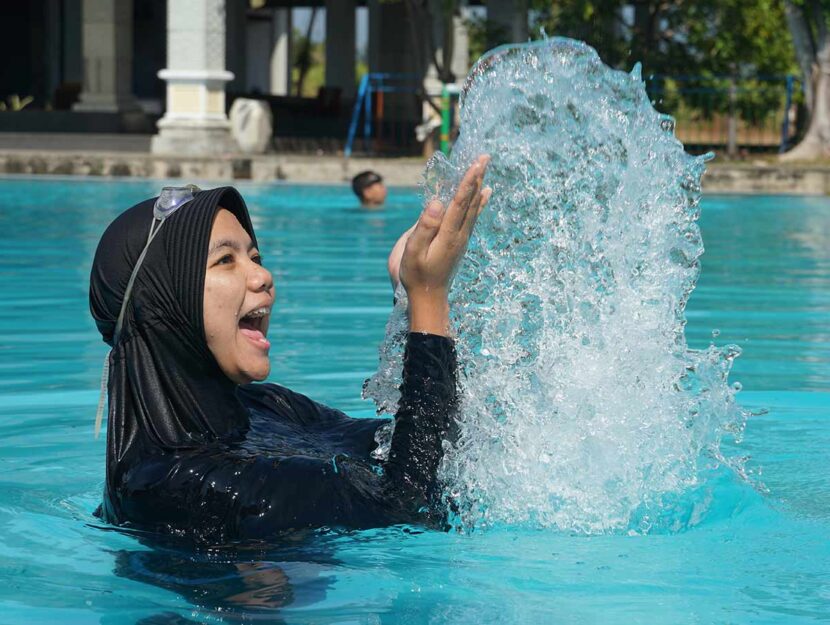 Donna musulmana in piscina