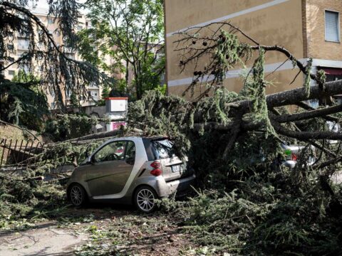 Clima, nubifragio flagella Milano: cos’è il “downburst”