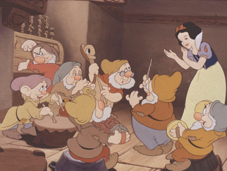 Disney elimina i nani da Biancaneve: è polemica