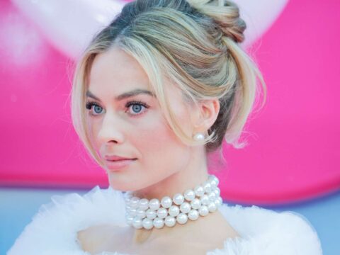 Barbie, Margot Robbie strega il pink carpet londinese