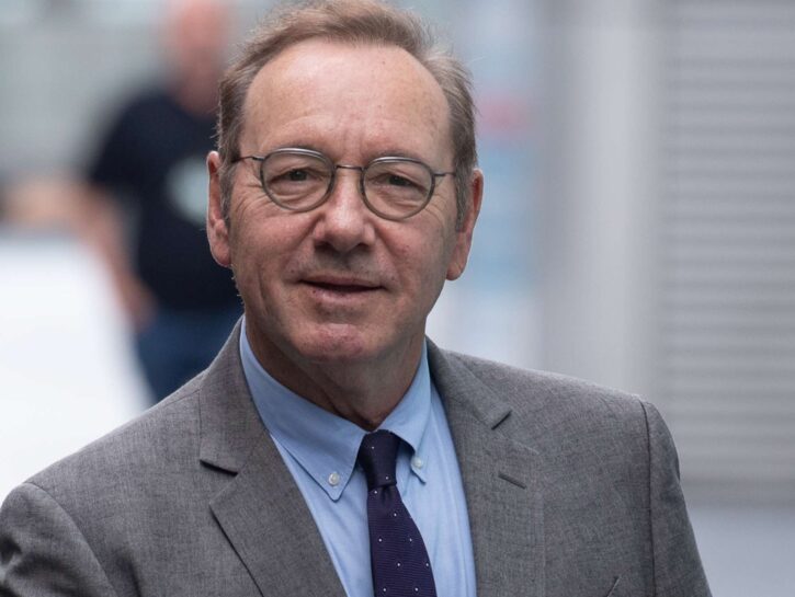 Kevin Spacey a processo per abusi: Elton John lo difende