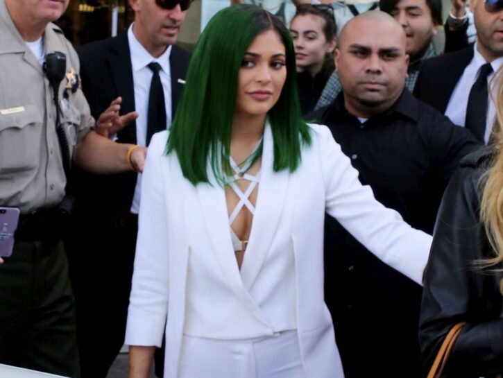 Kylie Jenner pentita delle protesi al seno, l'appello alle donne e alla figlia