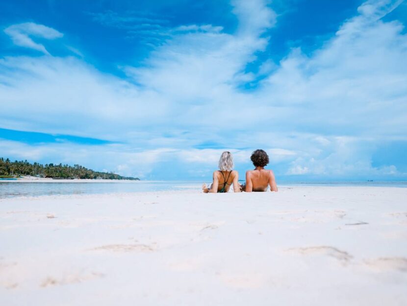 coppia prende sole spiaggia melanoma