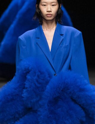 Blu elettrico: guida ai look in 5 idee per l'estate 2023