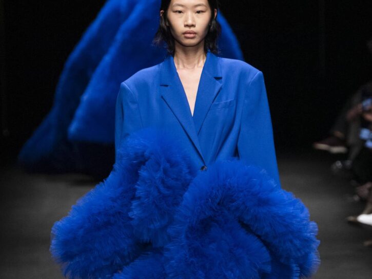 Blu elettrico: guida ai look in 5 idee per l'estate 2023