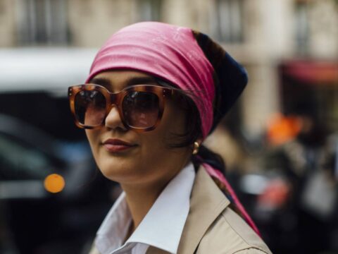 Come indossare il foulard? 5 idee moda per l'estate 2023