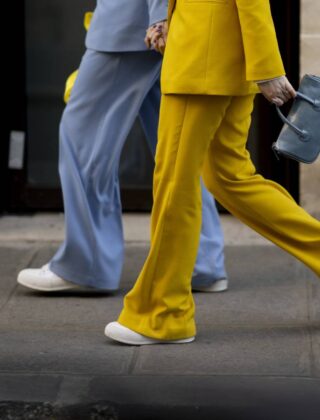 Come indossare il tailleur con le sneakers?