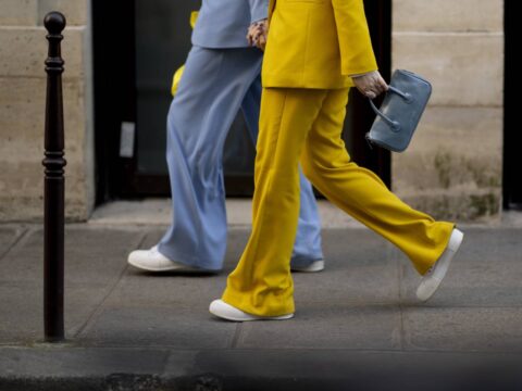 Come indossare il tailleur con le sneakers?