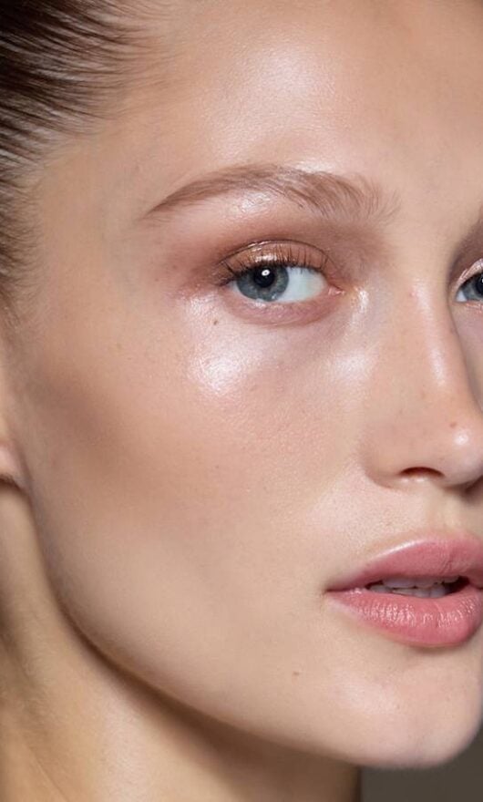 Come applicare l'illuminante viso e corpo
