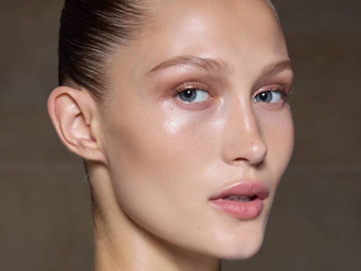 Come applicare l'illuminante viso e corpo