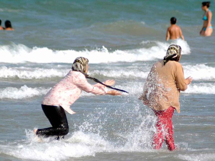 Davvero stare vestite al mare sarebbe questione di decoro?