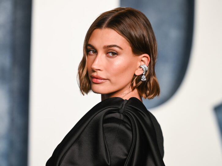 Nepo baby, ecco perché Hailey Bieber ha indossato quella t-shirt