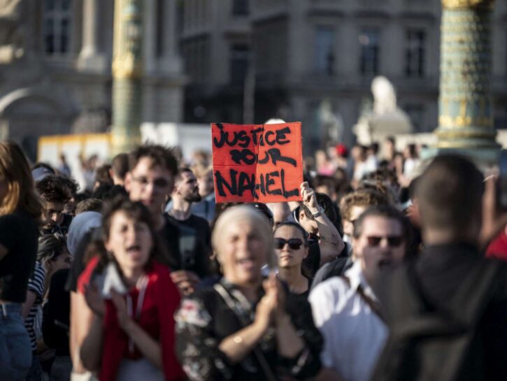 Donne francesi in piazza, la nonna di Nahel: 