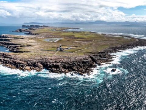 Vivere su un’isola incontaminata, l’Irlanda paga fino a 84mila euro