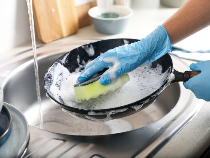 Come pulire una padella antiaderente bruciata