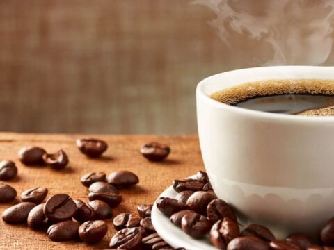 Il caffè di mattina funziona davvero o ha solo un effetto placebo?