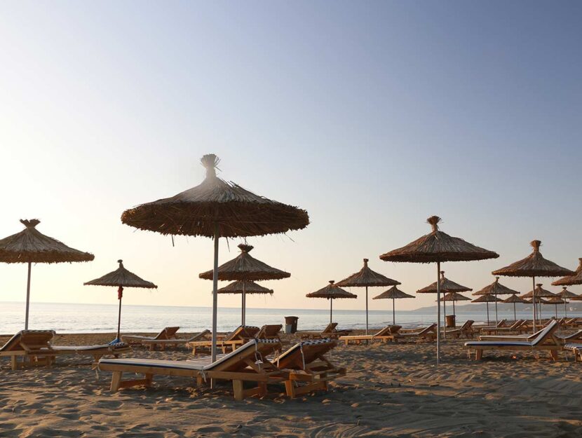 Spiaggia con ombrelloni al tramonto