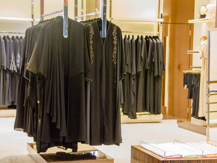 Niente più abaya a scuola: la Francia bandisce  l'abito islamico