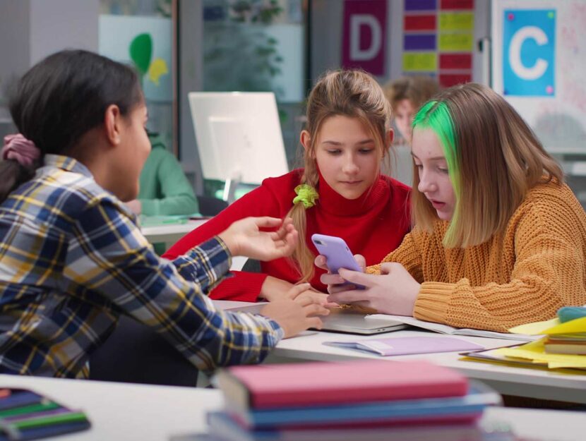 Giovani studenti utilizzano smartphone a scuola
