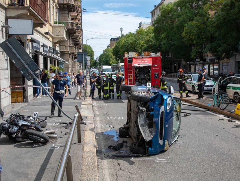 Le immagini dell'incidente in corso XXIII marzo a Milano che ha coinvolto una ciclista