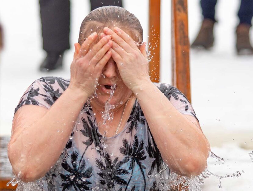 Donna si bagna il viso per il caldo