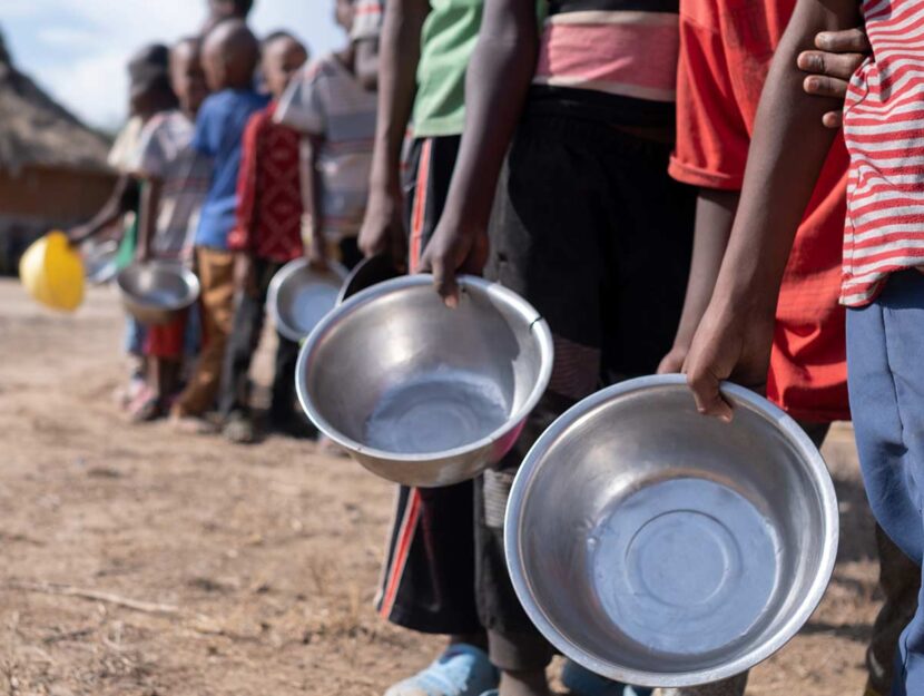 Bambini in Africa in coda per il cibo