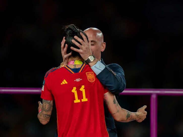 Bacio rubato alla calciatrice: Rubiales indagato, la madre protesta