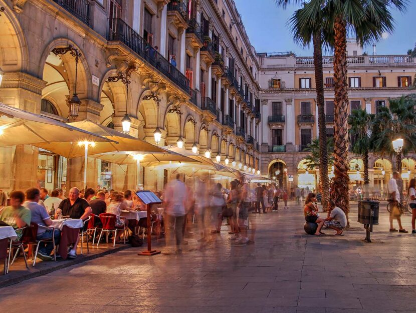 Gente seduta al ristorante e Barcellona