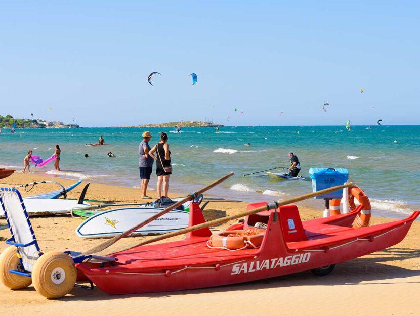 Spiaggia con barca di salvataggio