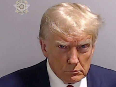 Trump arrestato: storica foto segnaletica di un ex presidente