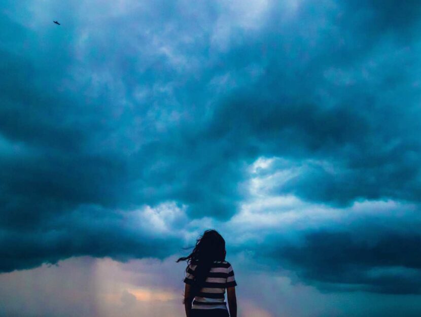 ragazza di fronte a temporale eco ansia