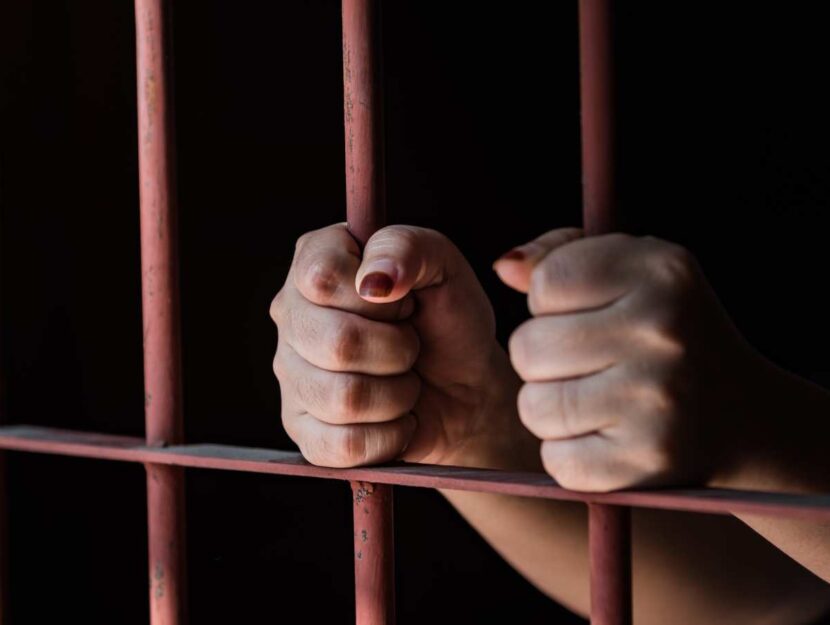 mani donna in carcere