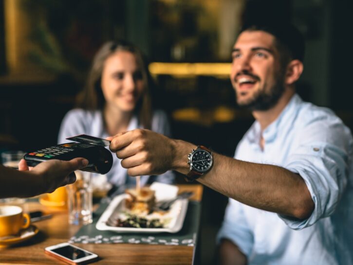 Paga sempre lui la cena? I pro e i contro