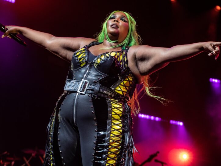 Lizzo denunciata per molestie e body shaming. La replica: 