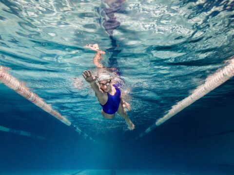 Nuoto, l’atleta con la sindrome di Larsen batte due record: la storia di Emma