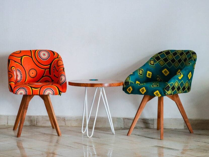 Due sedie colorate nuove in salotto