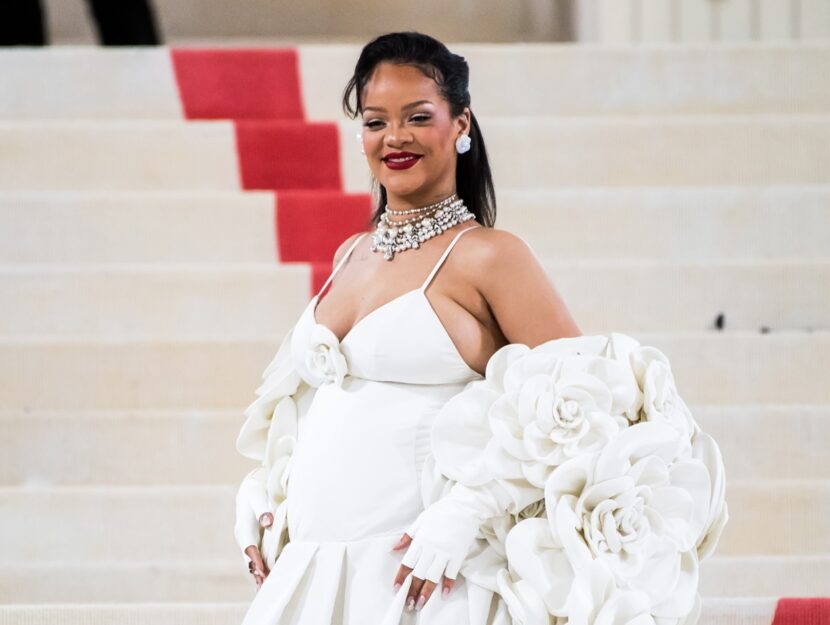Rihanna allatta in pubblico: ecco la collezione sexy per le mamme