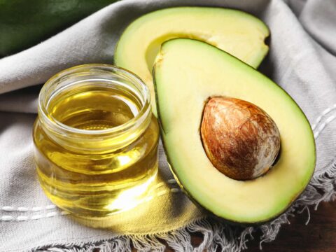 Come idratare i capelli secchi con l’olio di avocado