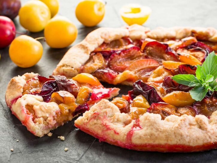 Come preparare una crostata di prugne e albicocche