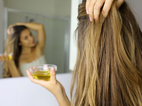 Come idratare i capelli secchi con l’olio extravergine di oliva