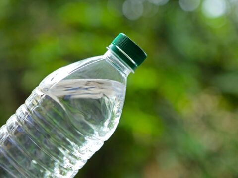 Come creare un contenitore per buste da una bottiglia di plastica riciclata